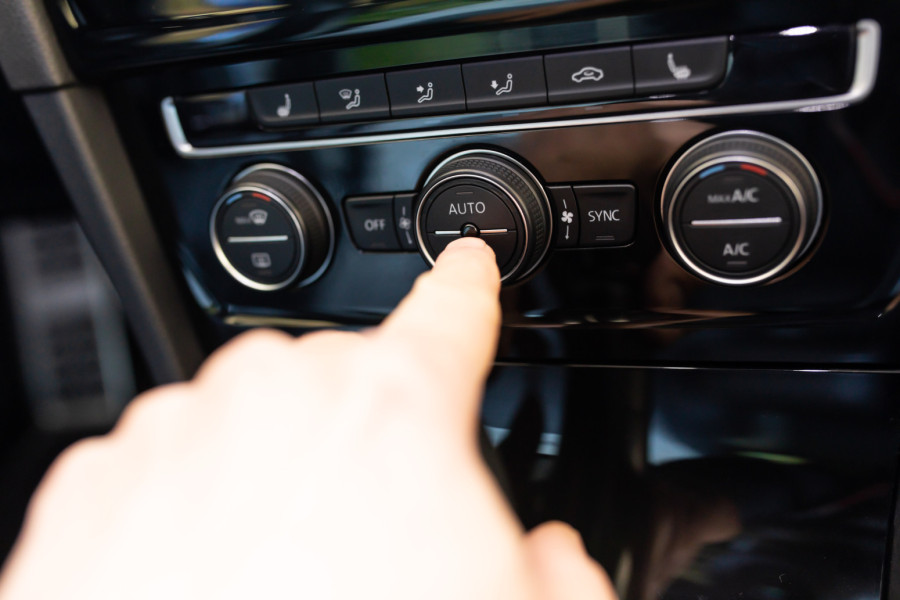 Fizičke komande se vraćaju: Nova pravila za pet funkcija u autu