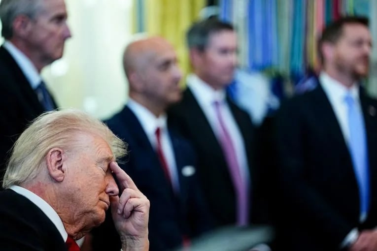 Donald Trump na sastanku, izgleda zamišljeno