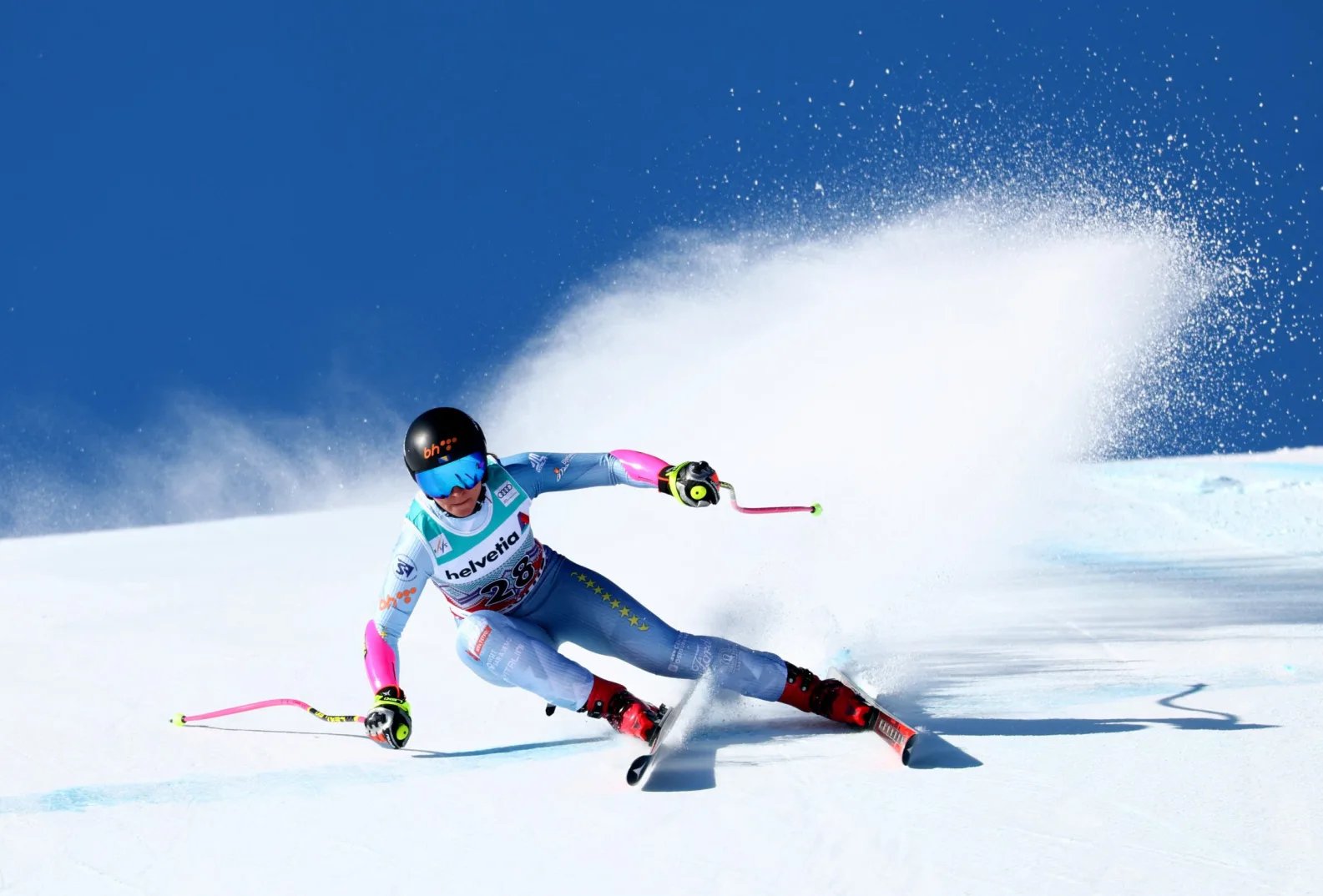 Skijašica u akciji na alpskom skijaškom takmičenju