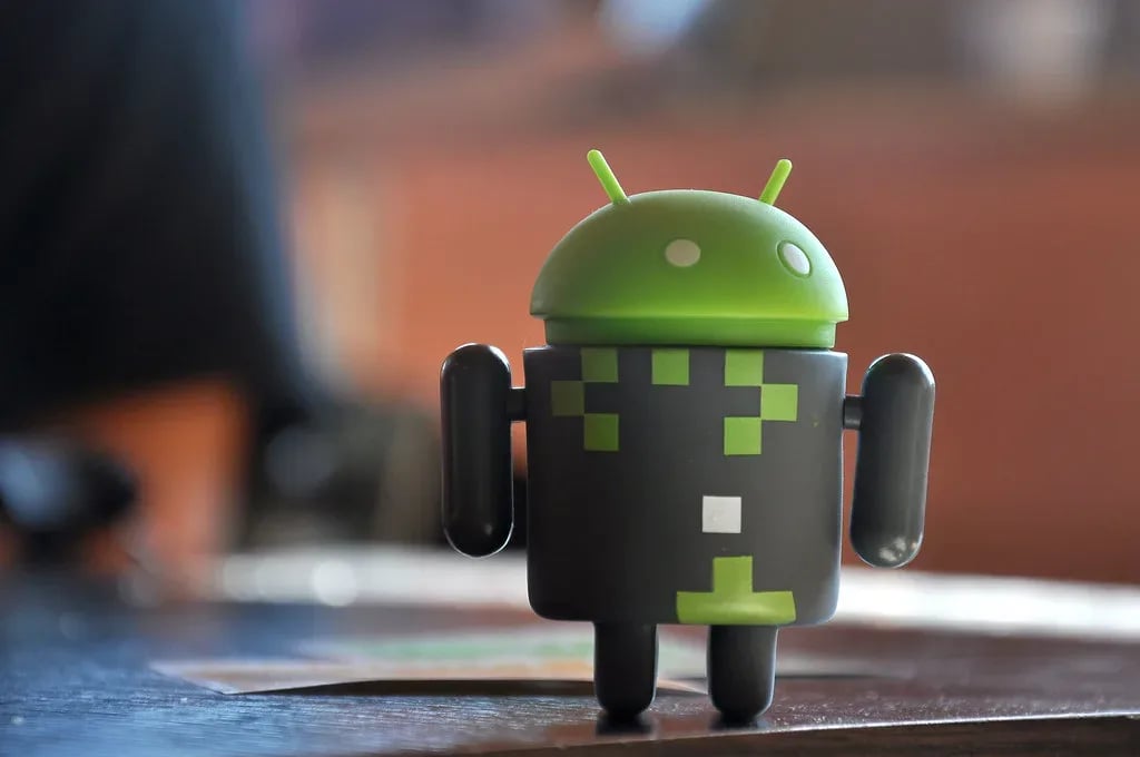 Figura Android robota na stolu, ilustruje zastarjele verzije operativnog sistema.