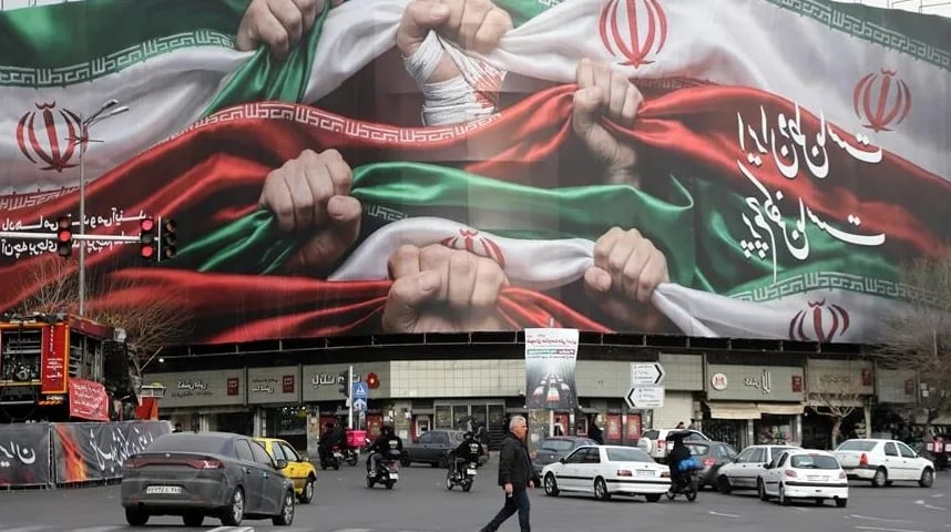 Ulica u Teheranu sa velikim plakatom iranske zastave