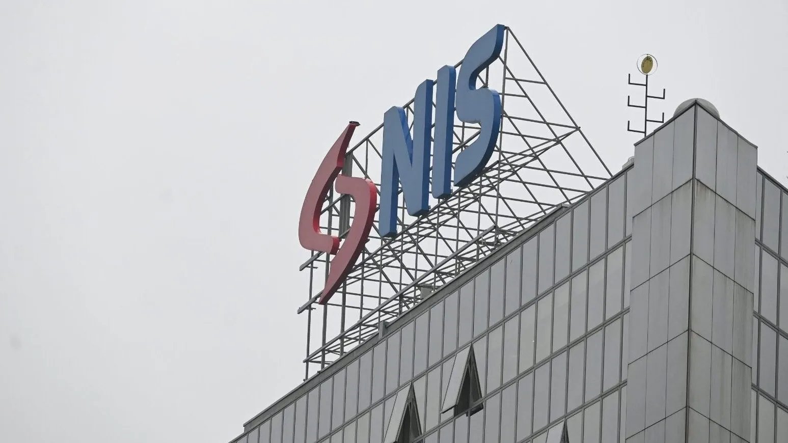 Dogovorena prodaja NIS-a: Srbija dobila više