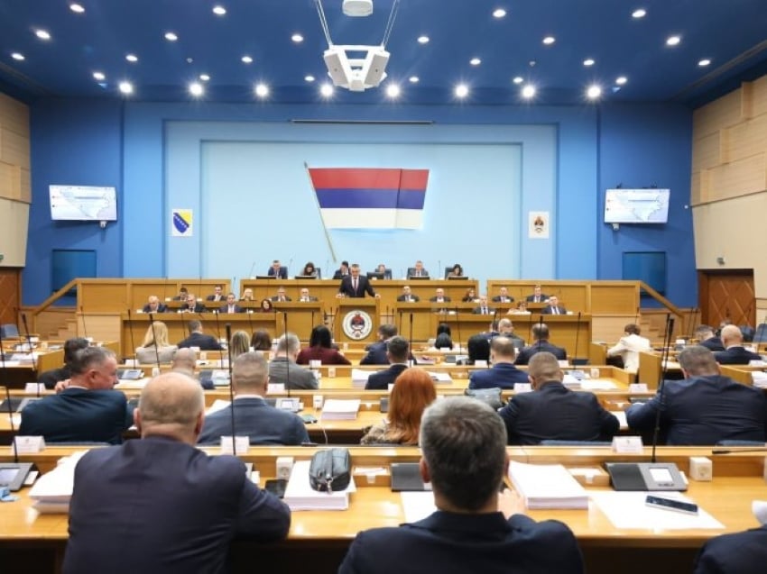 Narodna skupština RS izglasala novu-staru Vladu: Savo Minić ponovo premijer, Stevandić poručio “Nema nove vlade do novembra”