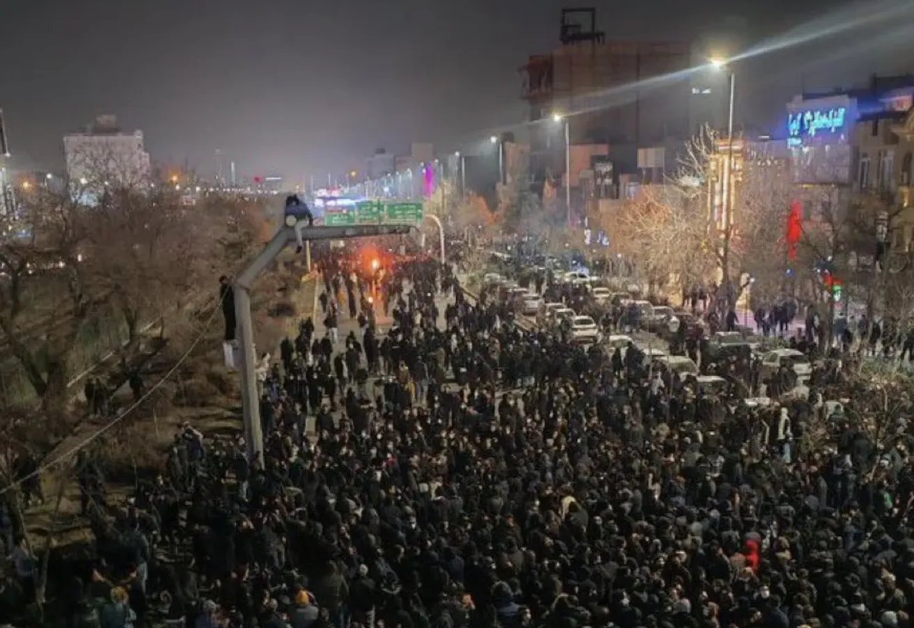Veliki protest u Teheranu, Iran, na noćnoj ulici.