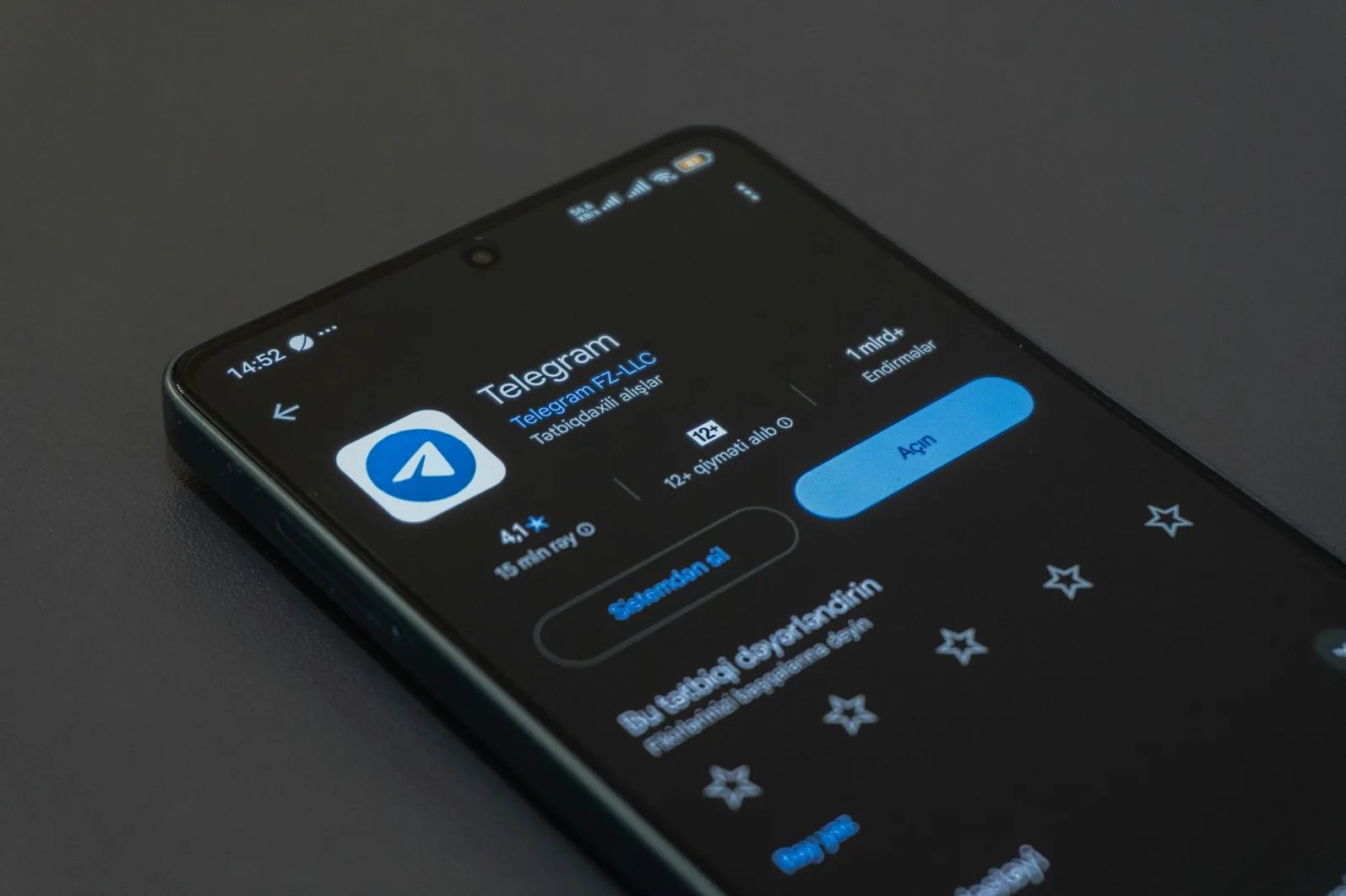 Telegram aplikacija na ekranu telefona.
