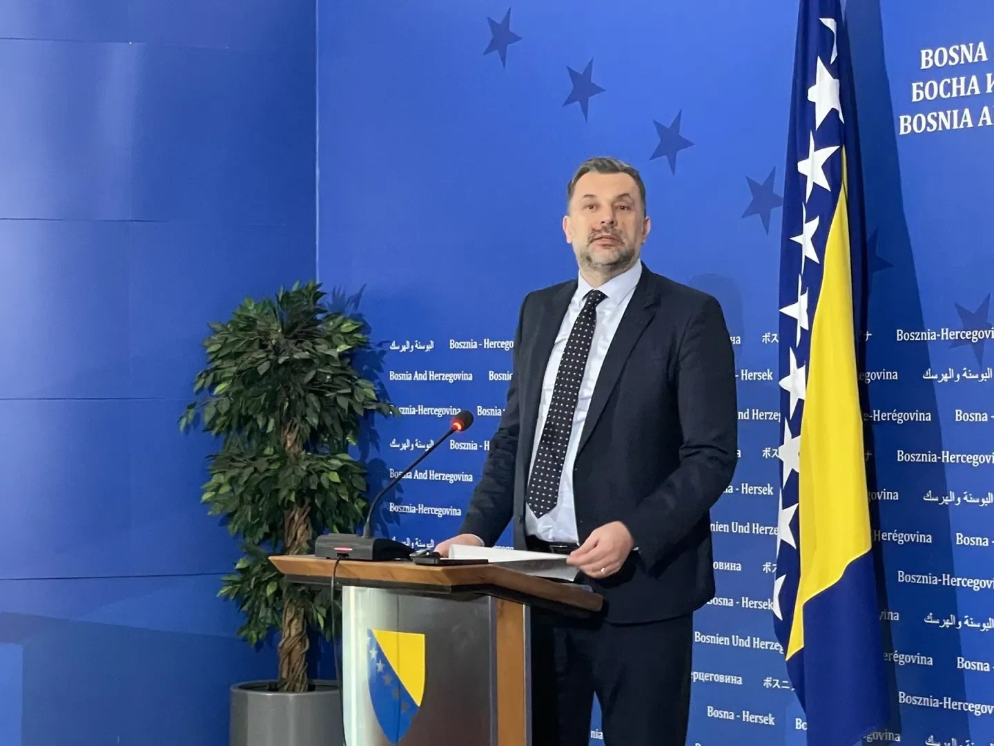 Zoran Tegeltija za govornicom sa zastavom BiH u pozadini