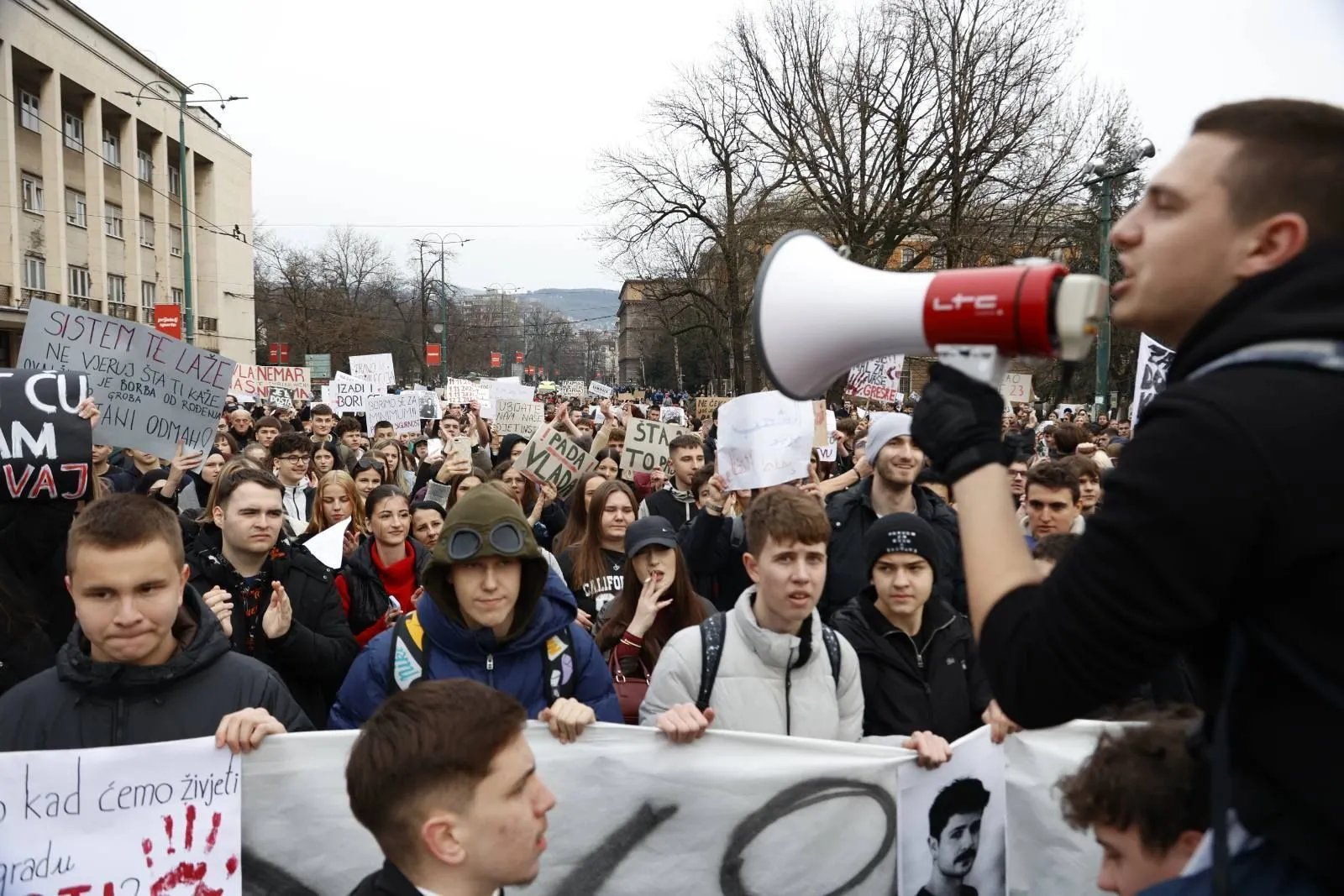 Peti dan protesta u Sarajevu: Demonstranti ponovo blokirali saobraćaj ispred Muzeja