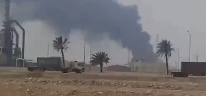 Crni dim iz industrijskog postrojenja, kamion sa palminim drvetom, pustinjski krajolik