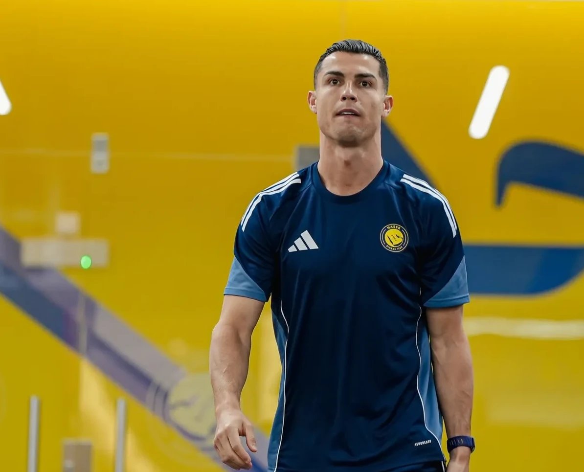 Fudbaler Kristijano Ronaldo u tamnom dresu sa plavim detaljima