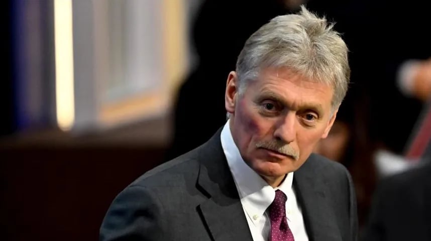 Portret Dmitrija Peskov u tamnom odijelu