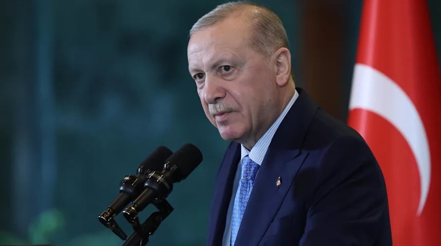 Turski predsjednik Recep Tayyip Erdoğan govori u mikrofon