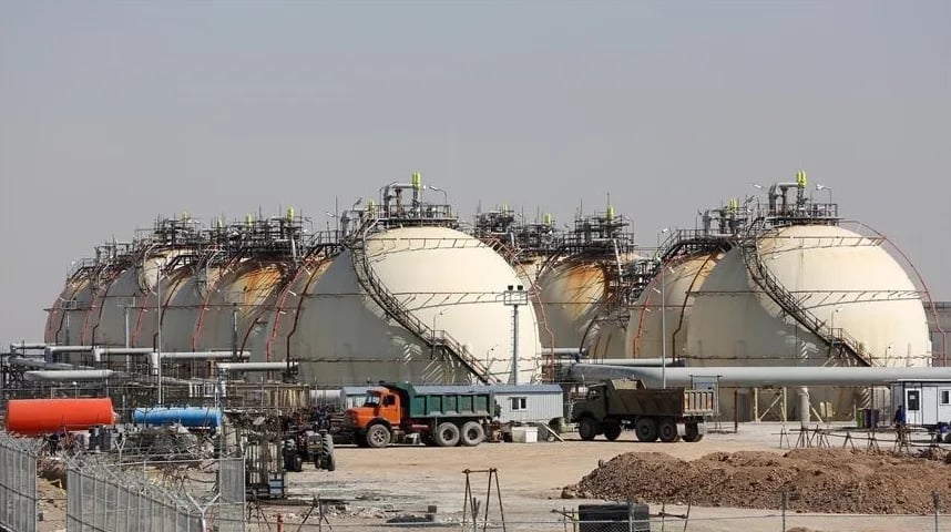 Redovi velikih, sferičnih rezervoara za skladištenje gasa, sa metalnim stepenicama i cijevima koji vode do vrha