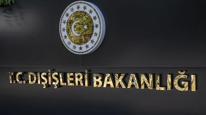 Grb i natpis "T.C. DIŞİŞLERİ BAKANLIĞI" na tamnoj podlozi.