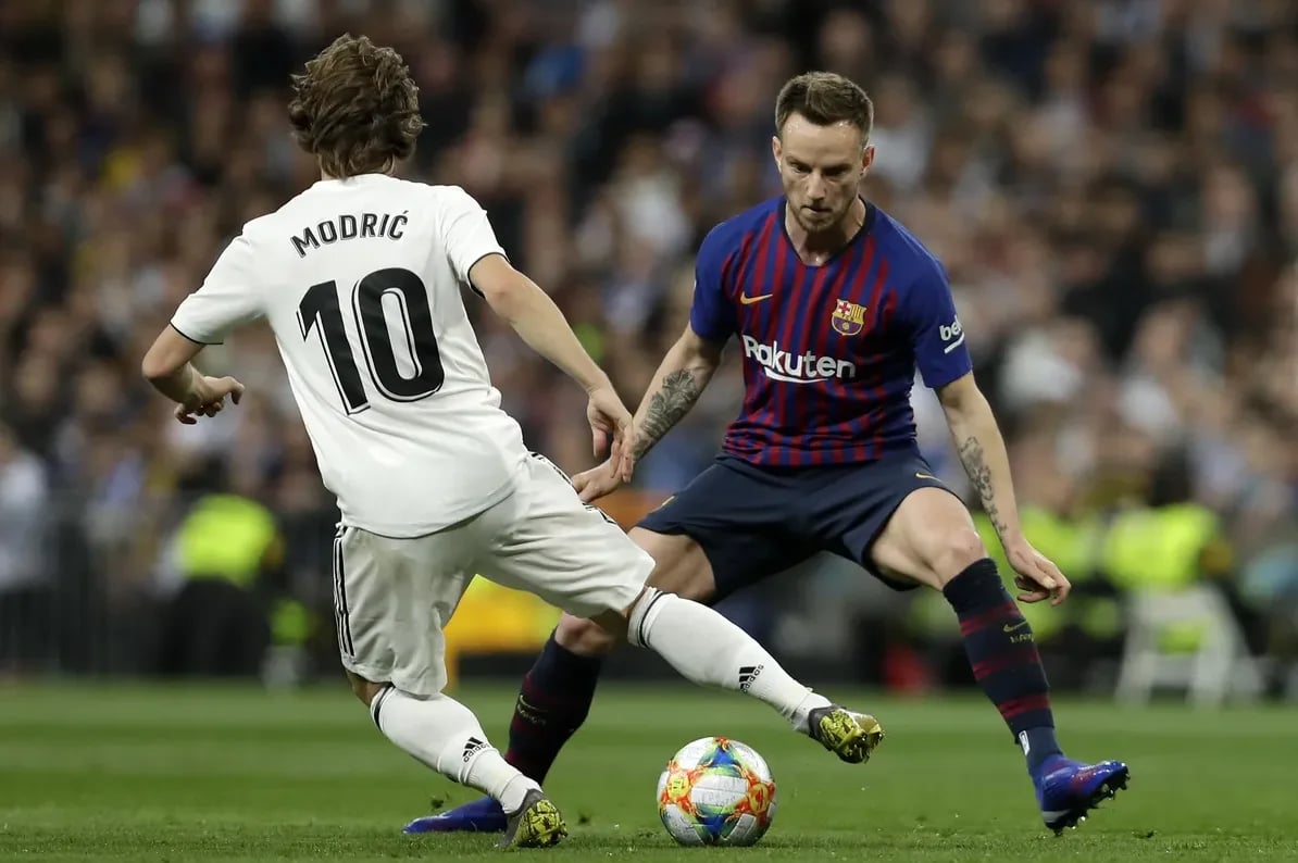 Fudbaleri Luka Modrić (Real Madrid) i Ivan Rakitić (Barcelona) u borbi za loptu.