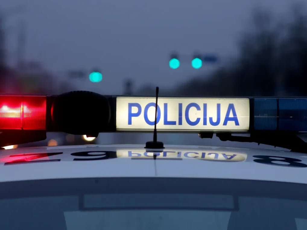 Policijska rotacija sa natpisom 'POLICIJA' i crvenim i plavim svjetlima.