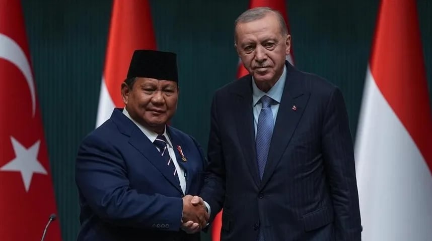 Turski predsjednik Recep Tayyip Erdogan i indonezijski ministar odbrane Prabowo Subianto rukuju se ispred zastava Turske i Indonezije.