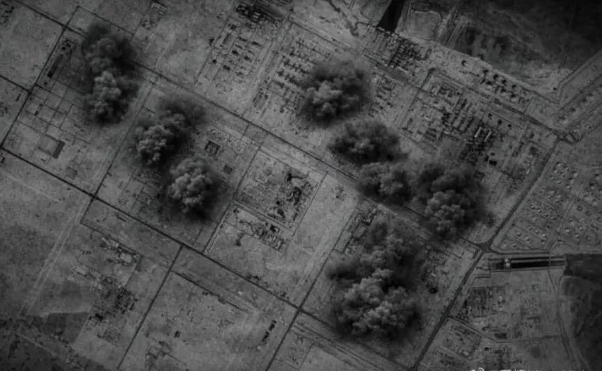Satelitski snimak prikazuje područje sa brojnim oblacima dima koji se uzdižu s tla, sugerirajući nedavni napad ili eksploziju.