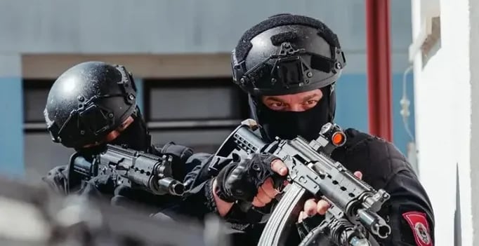 Policija uhapsila D.M. u Doboju: Oduzeta droga, oružje i novac u akciji “Kurjak”