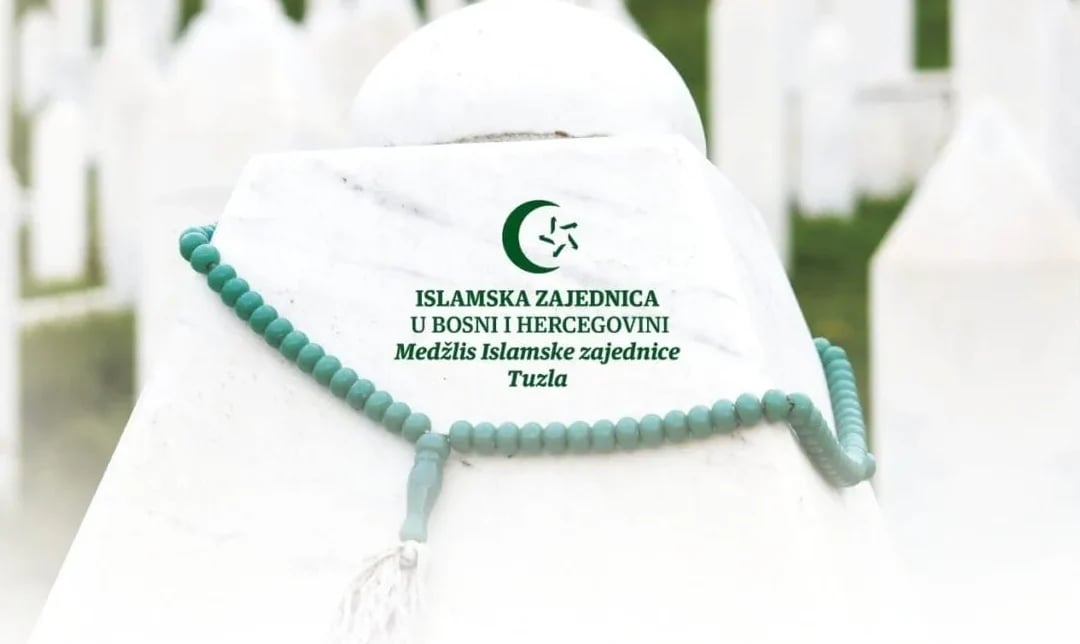 Tesbih od zelenih perli položen preko nadgrobne ploče s logom Islamske zajednice u Bosni i Hercegovini i tekstom 'Medžlis Islamske zajednice Tuzla'