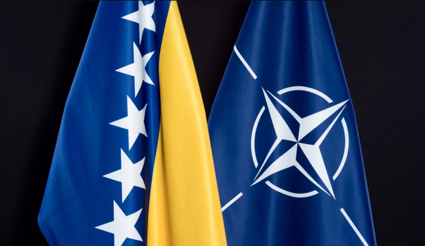 Zastava Bosne i Hercegovine i zastava NATO-a zajedno