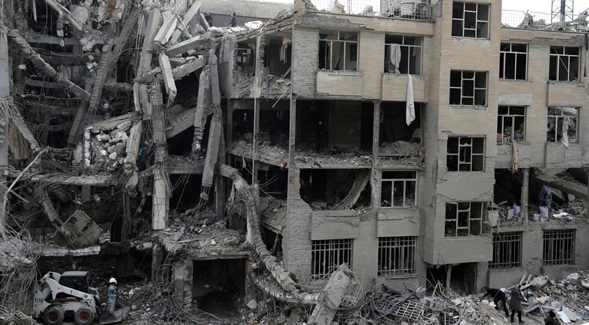 srušena zgrada sa ostacima betona i željeza