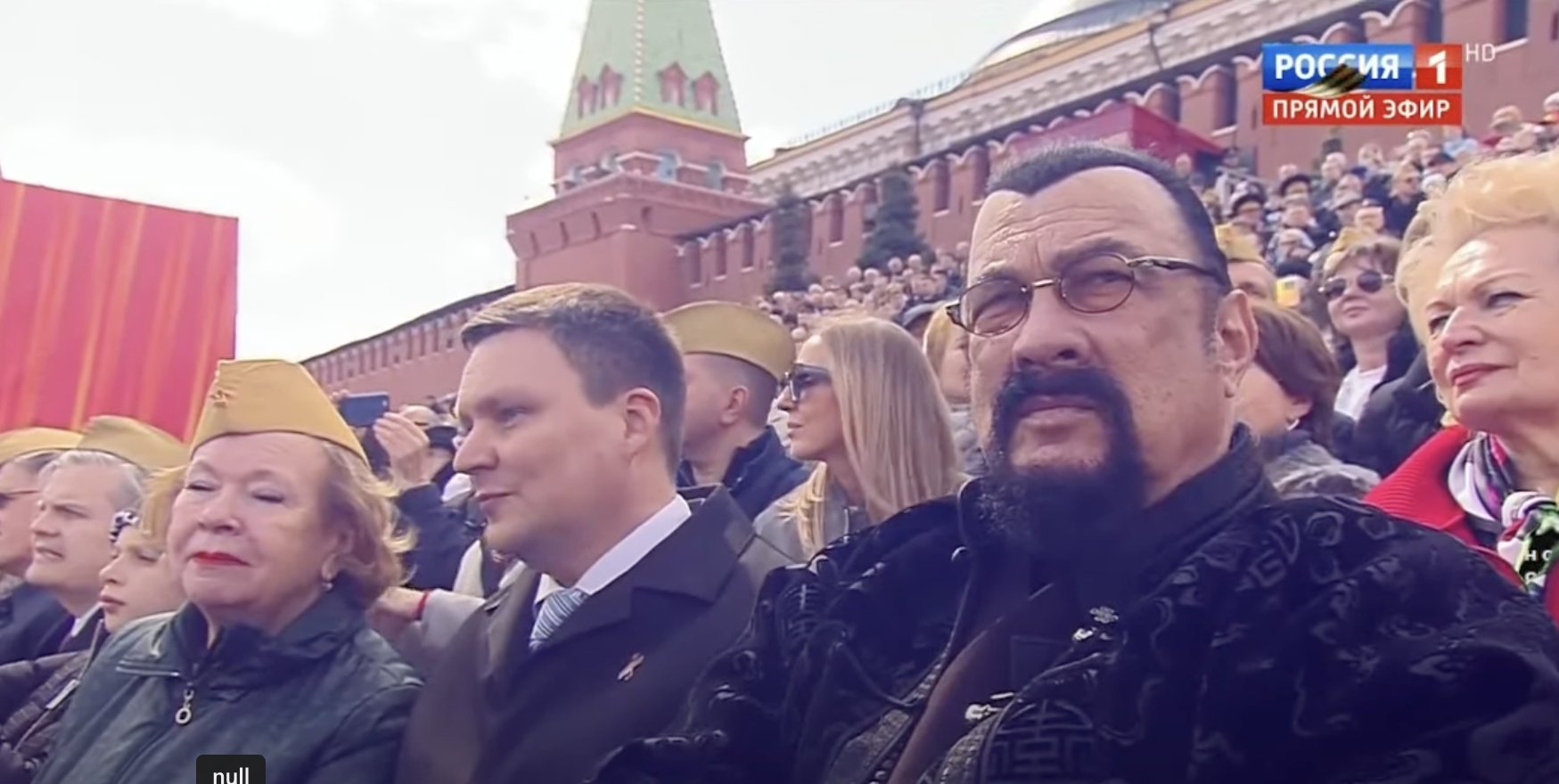 Steven Seagal na Putinovoj paradi sa bajkerskom grupom