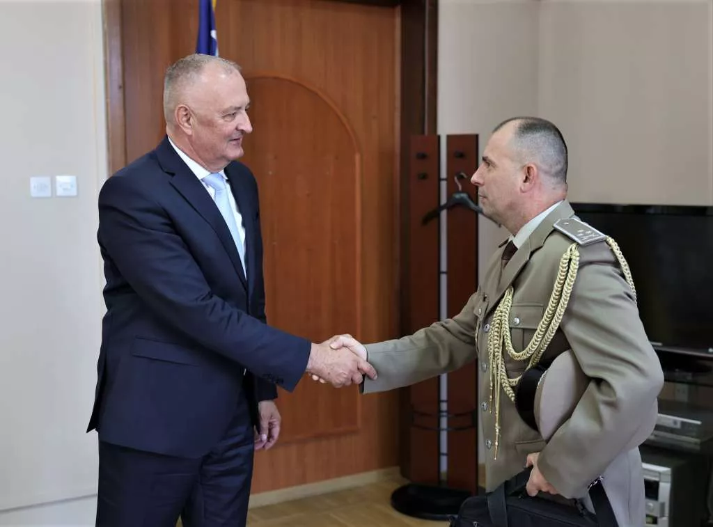 Helez reagovao na Gašićev gest: Obustavljena vojna saradnja s Srbijom