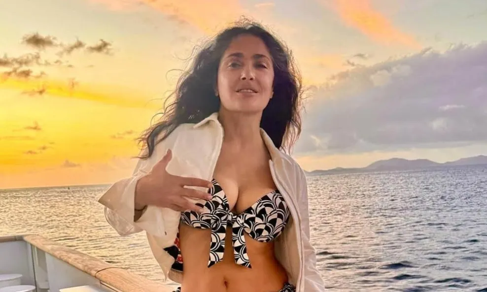 Salma Hayek pozirala u premalom bikiniju zbog izgubljenog kofera
