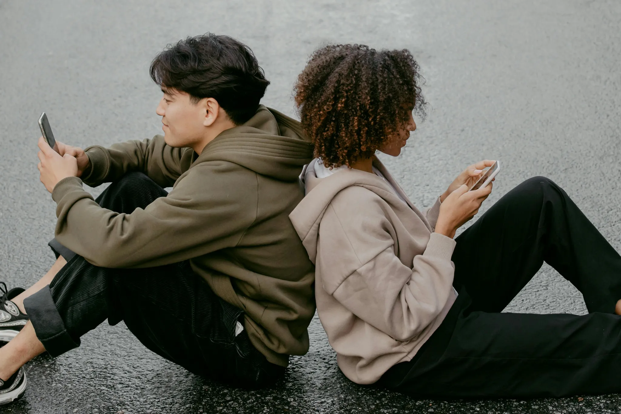 Šifre za mobitel u vezi: Treba li partner znati šifru za vaš mobitel?