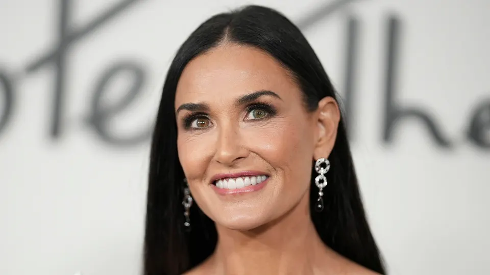 Demi Moore briljira na Zlatnim globusima i postaje favoritkinja za Oscara