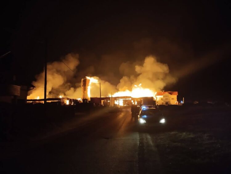 Požar uništio firmu u Žepču, velika materijalna šteta