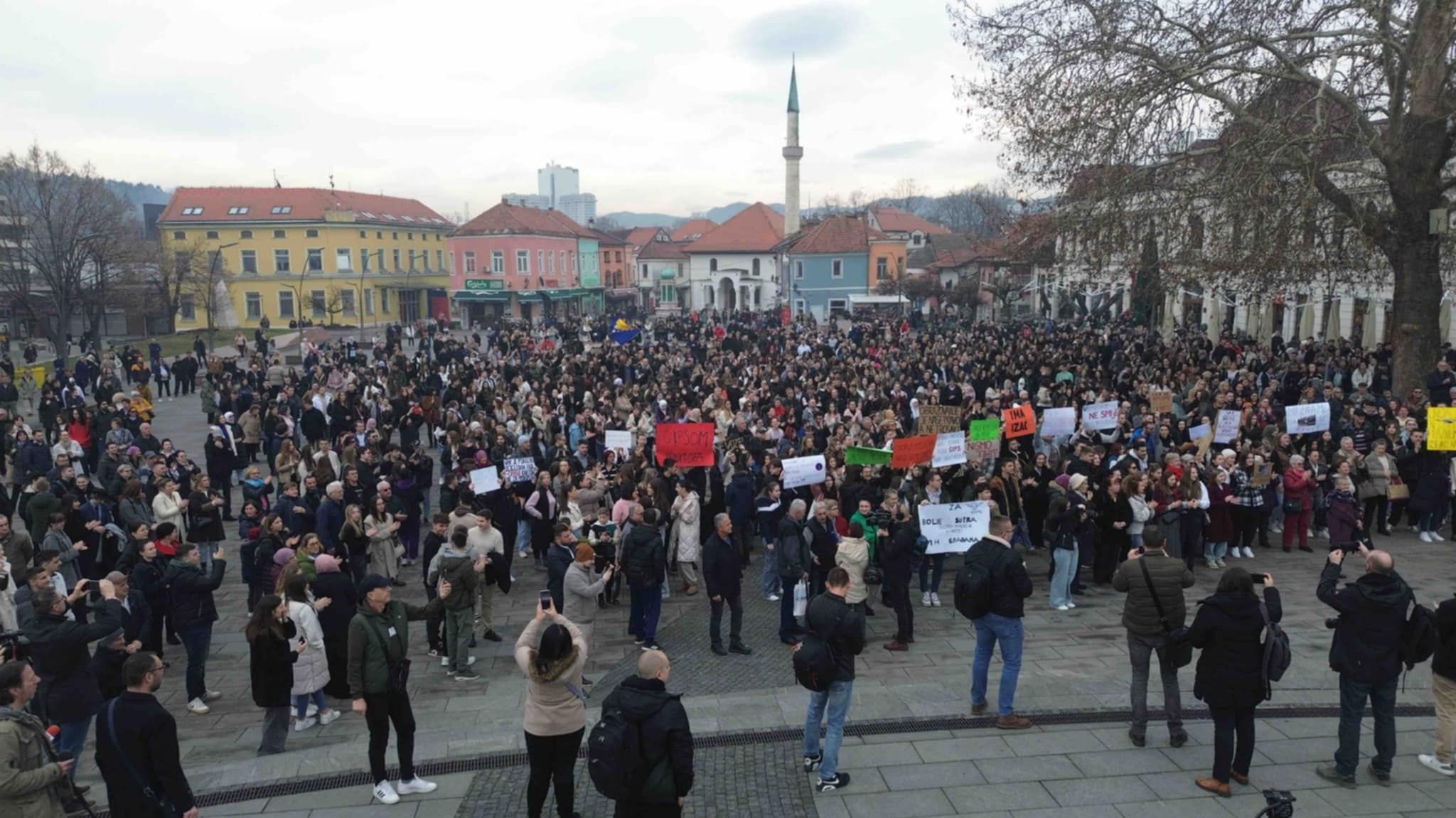 Masovni protesti u Tuzli zbog poskupljenja javnog prijevoza: Hiljade građana na ulicama