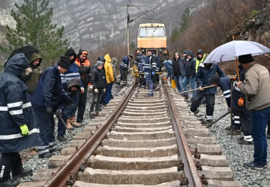 Korak bliže: Započelo postavljanje pragova i šina na pruzi u Jablanici Korak bliže: Započelo postavljanje pragova i šina na pruzi u Jablanici