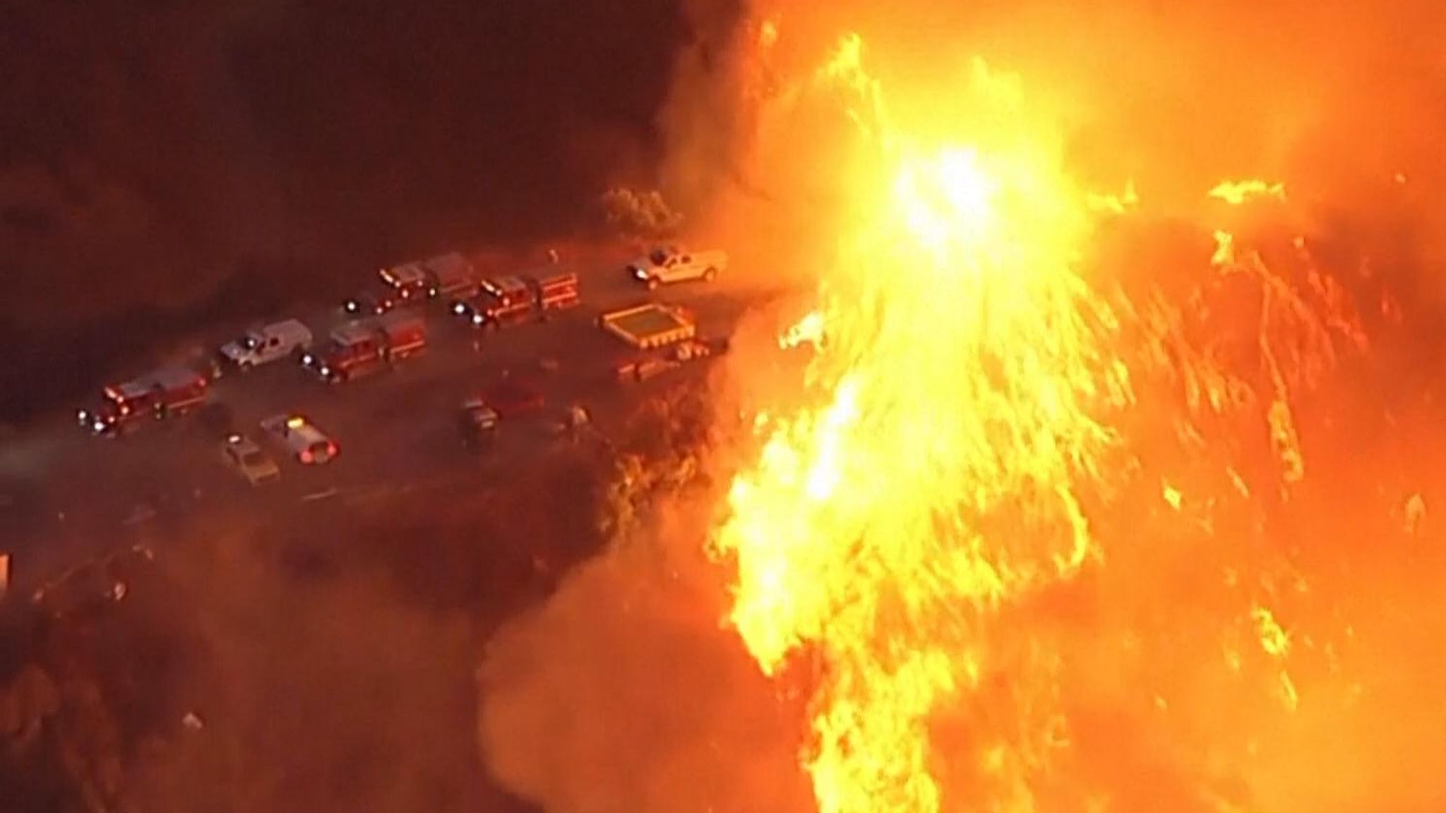 Požari u Los Angelesu: Vatrogasci nastavljaju borbu, vjetrovi prijete širenju vatre