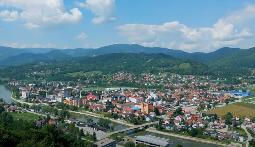 Tragedija u Žepču: Muškarac pucao na porodicu, potom počinio samoubistvo