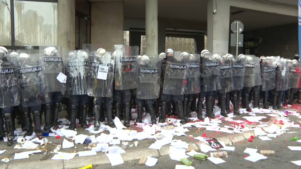 Incident ispred Skupštine Novog Sada: Građani gađali policiju jajima Incident ispred Skupštine Novog Sada: Građani gađali policiju jajima