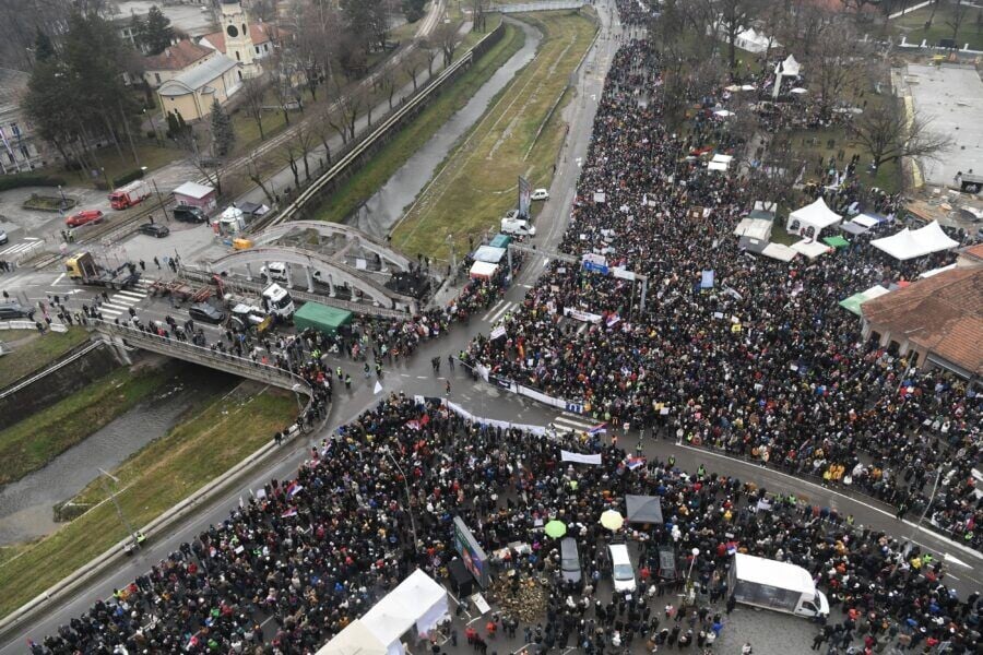 Masovni protesti u Kragujevcu: Studenti okupirali ulice, prisutne hiljade građana