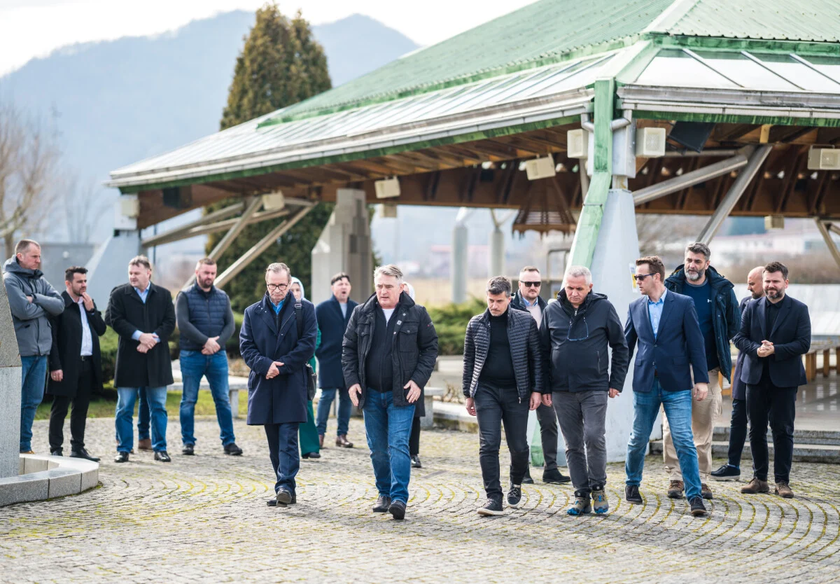 Komšić nenajavljeno posjetio Srebrenicu, razgovarao i o očekivanjima u slučaju presude Miloradu Dodiku Komšić nenajavljeno posjetio Srebrenicu, razgovarao i o očekivanjima u slučaju presude Miloradu Dodiku