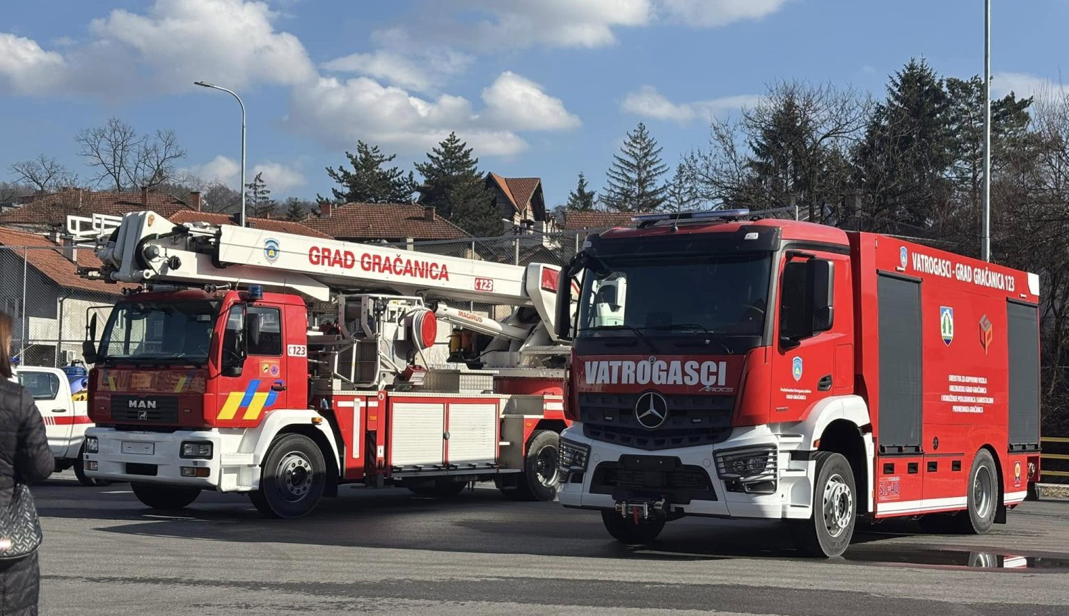 Gračanica dobila novo vatrogasno vozilo i vozilo sa hidrauličnom platformom
