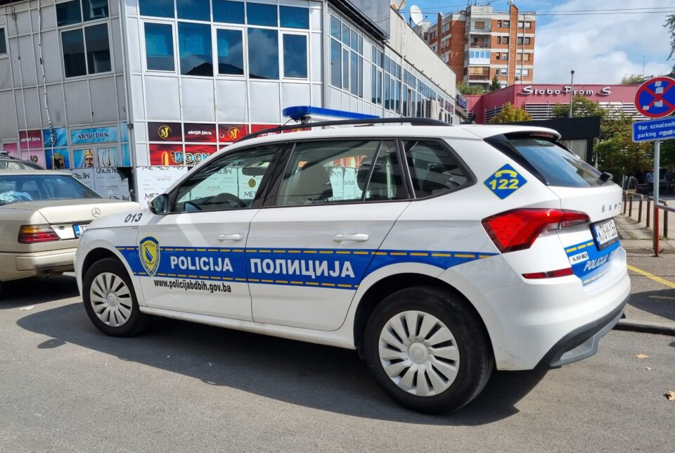 Privedene dvije osobe zbog paljenja zastave BiH u Brčkom