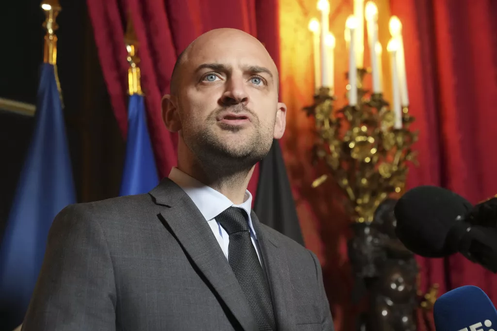 Šef francuske diplomatije odgovorio Vanceu: “Niko nam ne može nametati svoj model”