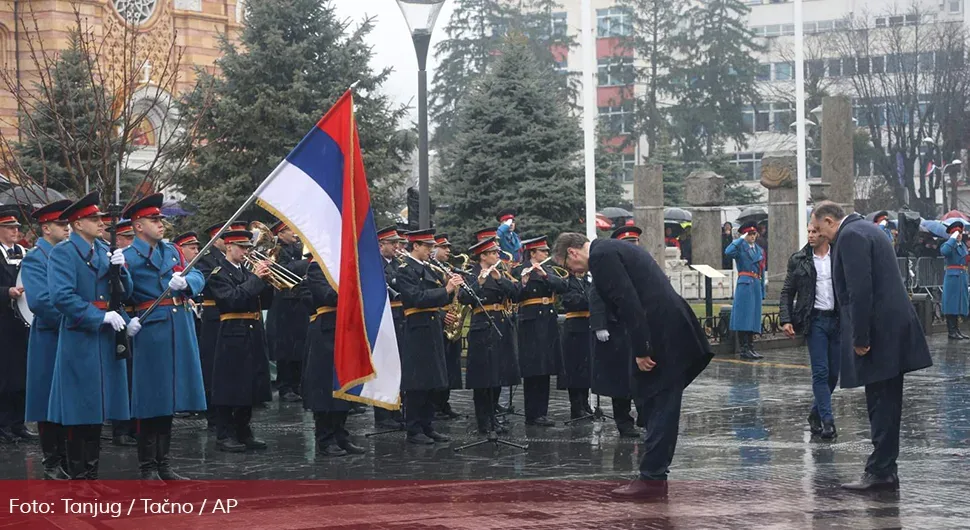 Aleksandar Vučić na ceremoniji uz vojni orkestar i zastavu Srbije.
