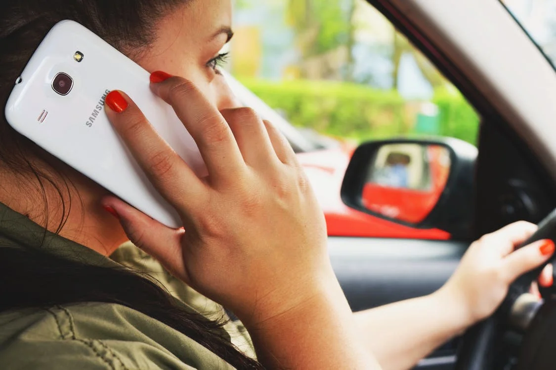 Pričanje na mobitelu preglasno u Francuskoj može vas koštati i do 200 eura kazne