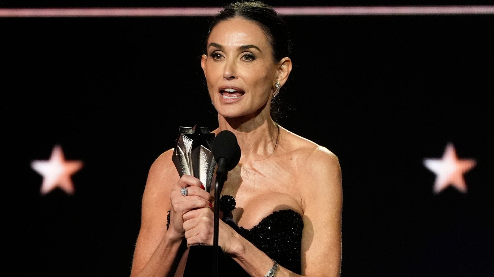 Demi Moore nastavlja niz pobjeda na Critics Choice Awards – Zoe Saldana i Adrien Brody također osvajaju nagrade