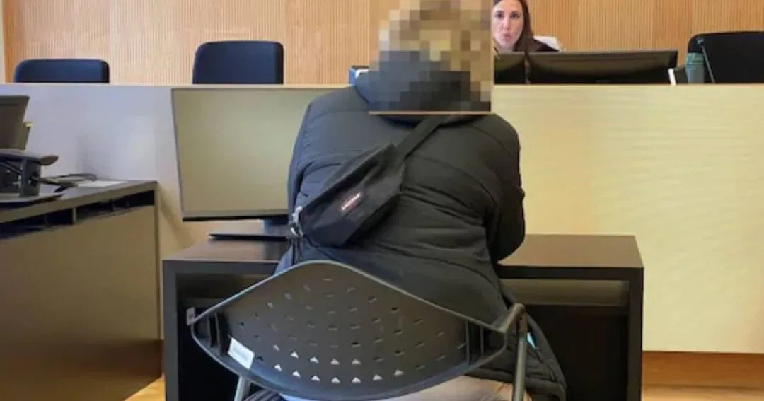 Anonimni svjedok sa zamućenim licem u sudnici sa Eastpak torbicom.