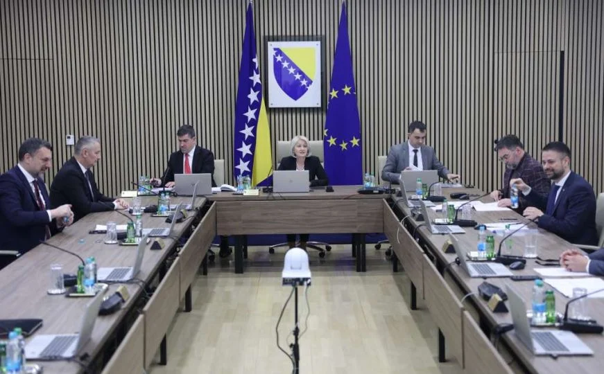 Vijeće ministara BiH odobrilo prijedlog budžeta sa novčanom pomoći za državne službenike Vijeće ministara BiH odobrilo prijedlog budžeta sa novčanom pomoći za državne službenike