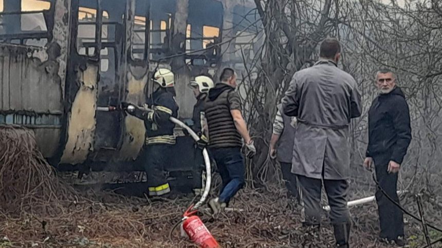 Ugašen požar na željezničkoj stanici u Doboju, povrijeđen vatrogasac