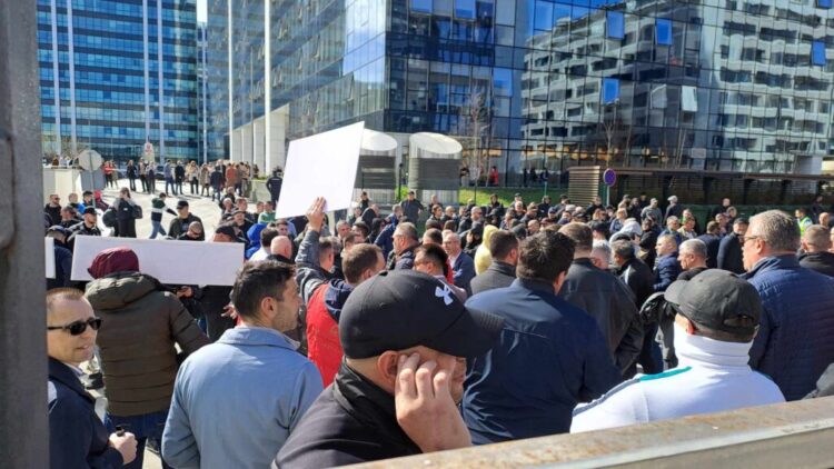 Blokada zgrade N1 televizije u Beogradu izazvala napetosti