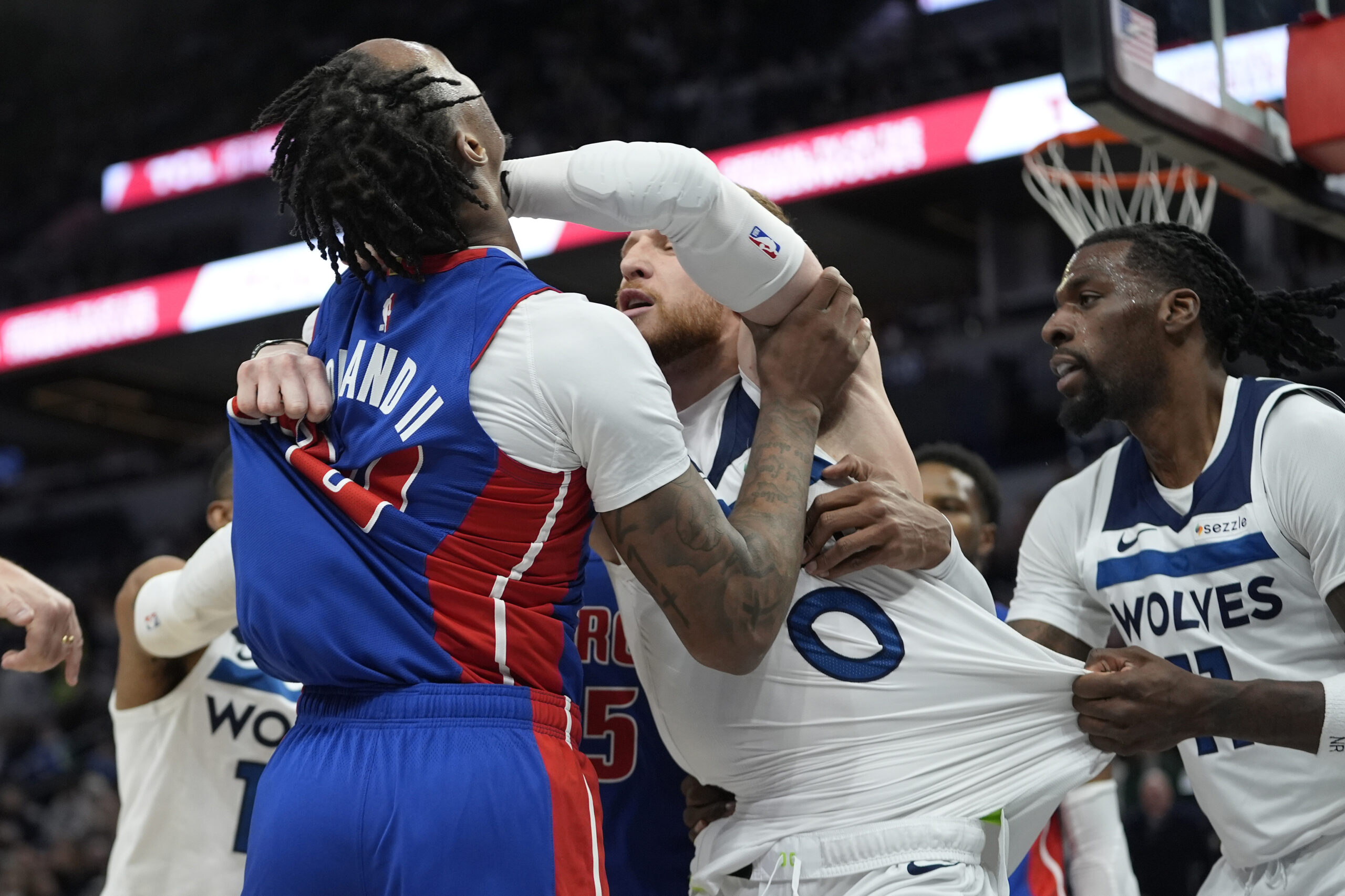 Opšta tučnjava u NBA ligi na utakmici Luke Garze, sedmorica isključenih!