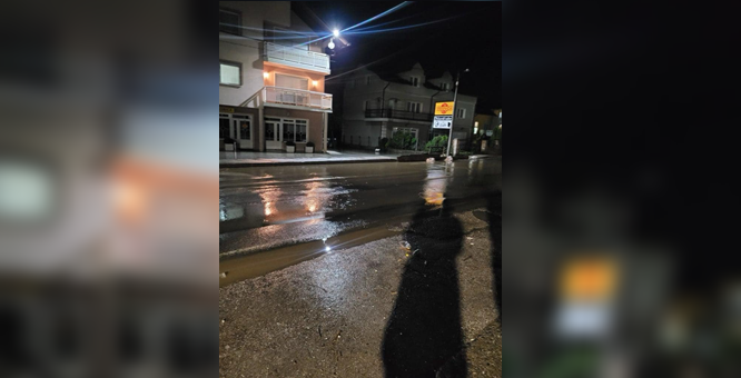 Voda u Gračanici poplavila magistralni put M4, građani postavljaju vreće s pijeskom